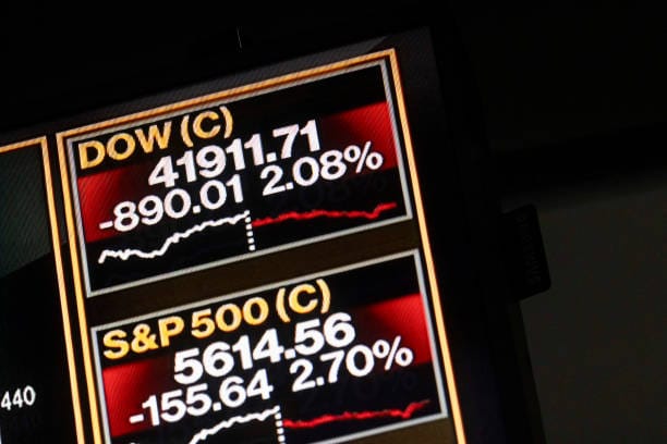 Wall Street in Rosso: S&P 500 e Nasdaq ai Minimi di 6 Mesi, Tech e AI Crollano