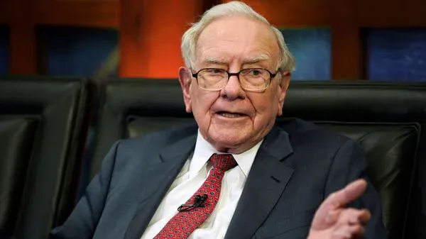 Berkshire Hathaway: Buffett si muove velocemente, riducendo drasticamente le partecipazioni in Apple e altre società